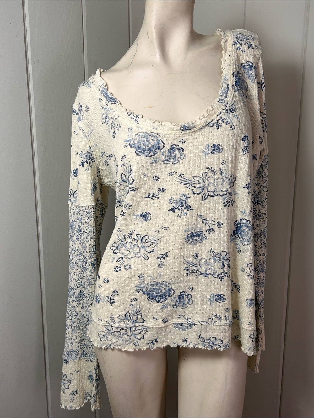 Free People We The Free Clover Printed Thermal Top XL blue Floral Long Sleeve - Picture 10 of 11